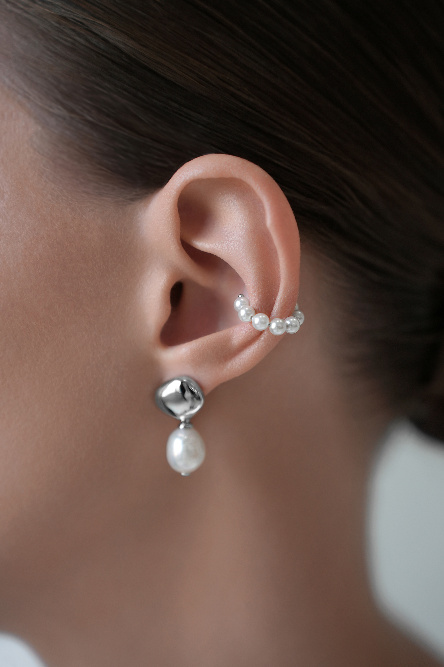 Каффы: Жемчужная каффа 12 мм можно купить в ювелирном гардеробе MOMNT (Momentsilver), интернет-магазине украшений из серебра. имитация жемчуга, серебро, родий. Артикул 