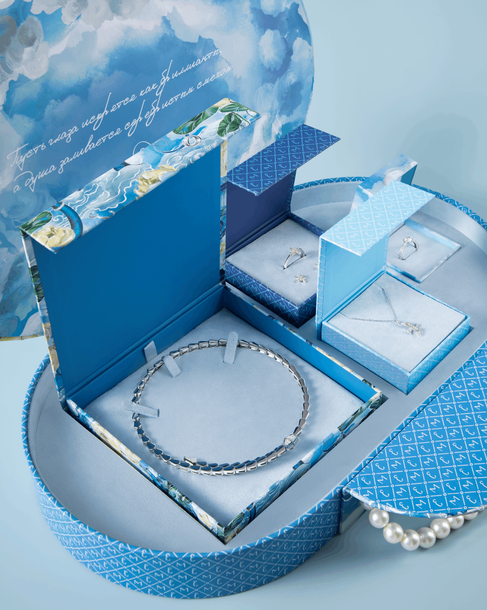 Упаковка: Чемоданчик с четырьмя внутренними коробочками можно купить в ювелирном гардеробе MOMNT (Momentsilver), интернет-магазине украшений из серебра. . Артикул 
