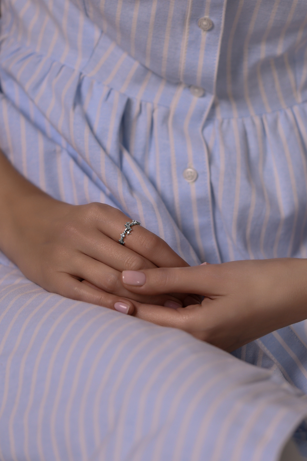 Кольца: Кольцо Alient Core можно купить в ювелирном гардеробе MOMNT (Momentsilver), интернет-магазине украшений из серебра. Серебро 925,родий. Вставки: куб.цирконий. Артикул 