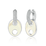 Бижутерия: Серьги-хаггисы с фианитами и белой эмалью можно купить в ювелирном гардеробе MOMNT (Momentsilver), интернет-магазине украшений из серебра. Ювелирный сплав, родий, вставки: куб. цирконий, эмаль. Артикул 